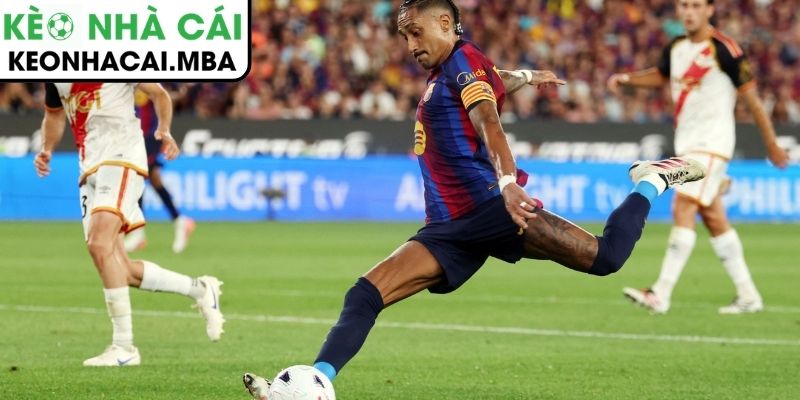 Raphinha và Barcelona gieo rắc nỗi kinh hoàng tại Mestalla